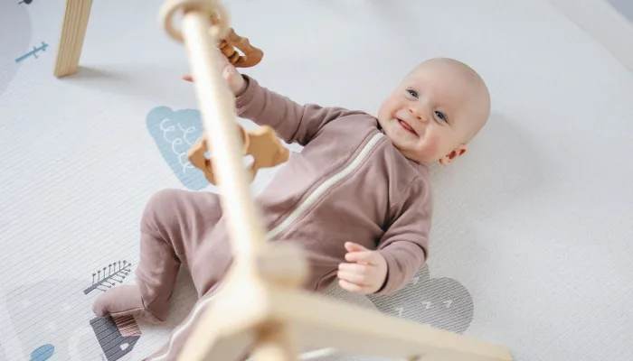 Подходящи играчки за бебета и новородени според Монтесори