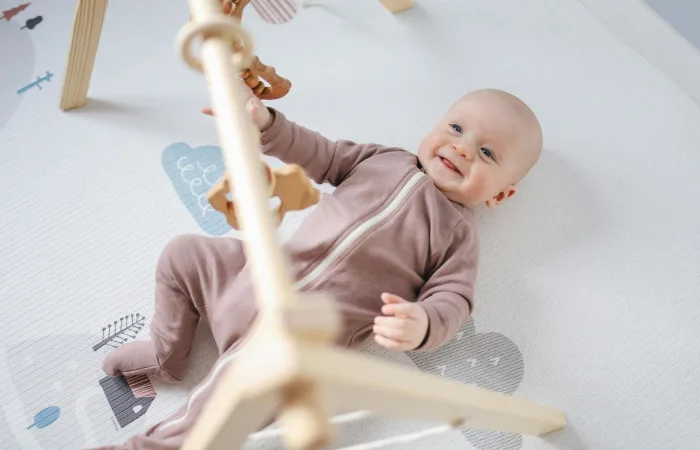 Играчки за бебе и новородено (0+ месеца): Какво е подходящо и какво да избягваме