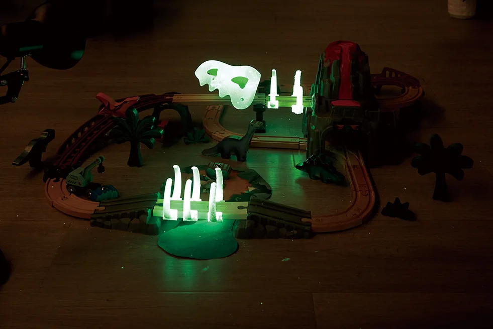 Дървен железопътен комплект, Hape, Дино, 61 части - Image 6