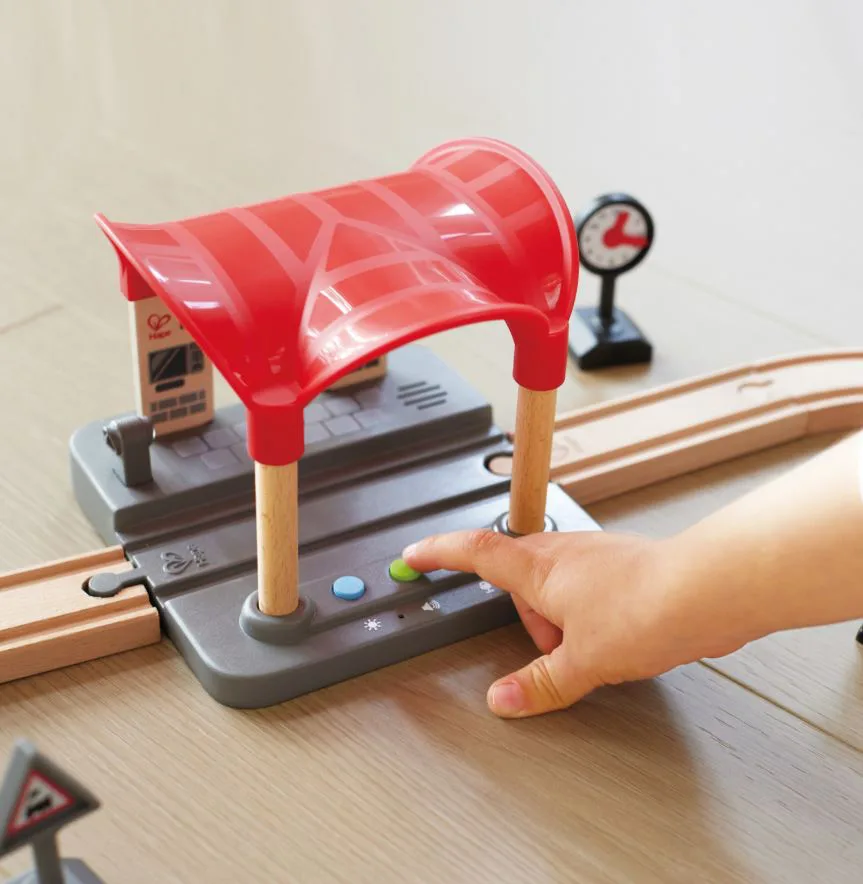 Комплект за игра, Hape, Интерактивна ЖП гара, 5 части - Image 2