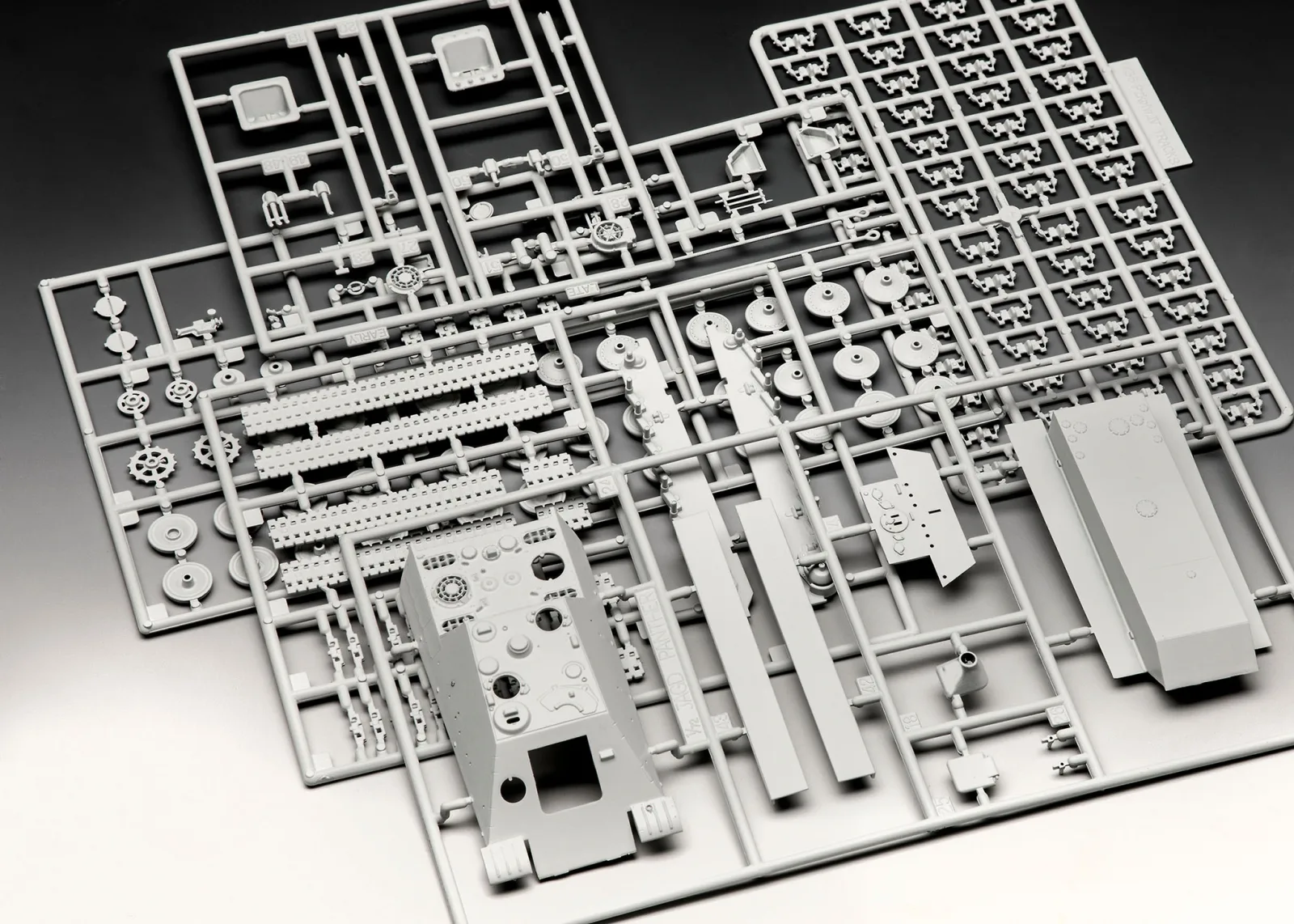 Сглобяем модел, Revell, Немски унищожител на танкове, Jagdpanther Sd.Kfz.173, 120 части - Image 6