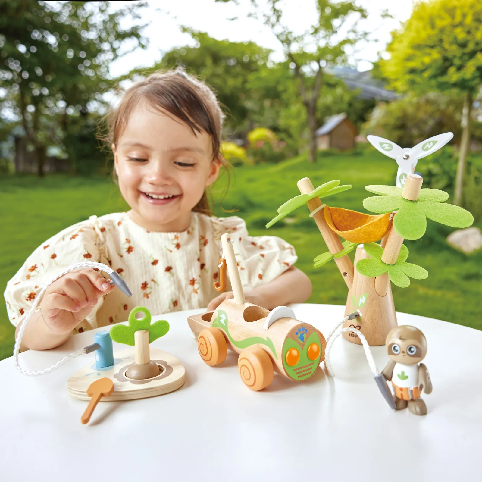 Интерактивен дървен комплект, Hape, Kола с електрическа вятърна турбина, 12 части - Image 3