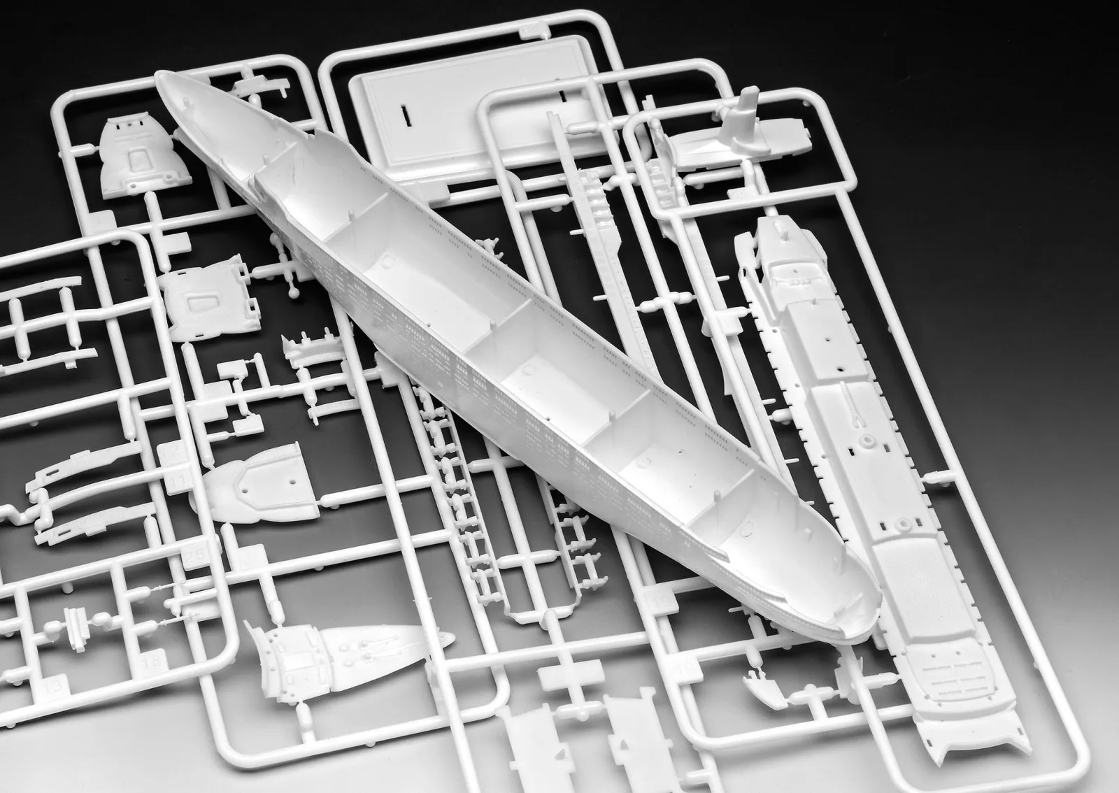 Сглобяем модел, Revell, Круизен кораб Кралица Елизабет II, 36 части - Image 7