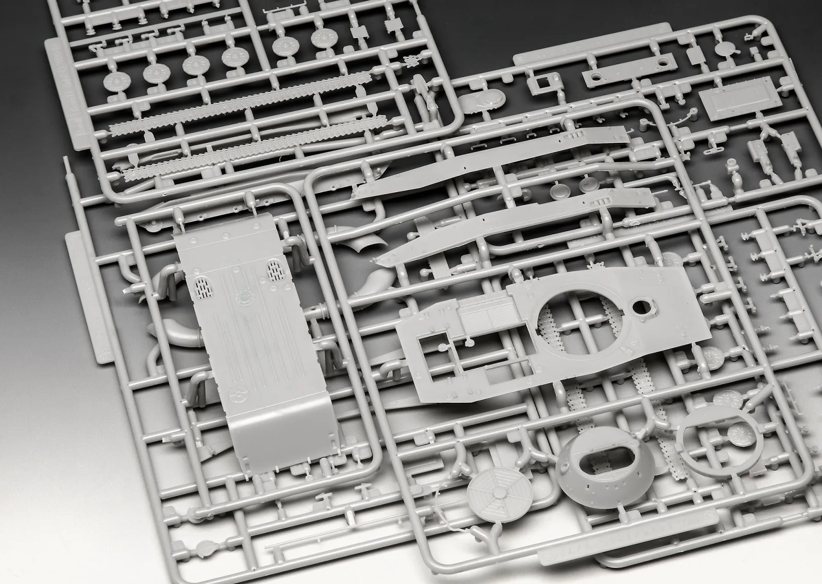 Сглобяем модел, Revell, Съветски лек танк ПТ-76Б, 149 части - Image 6