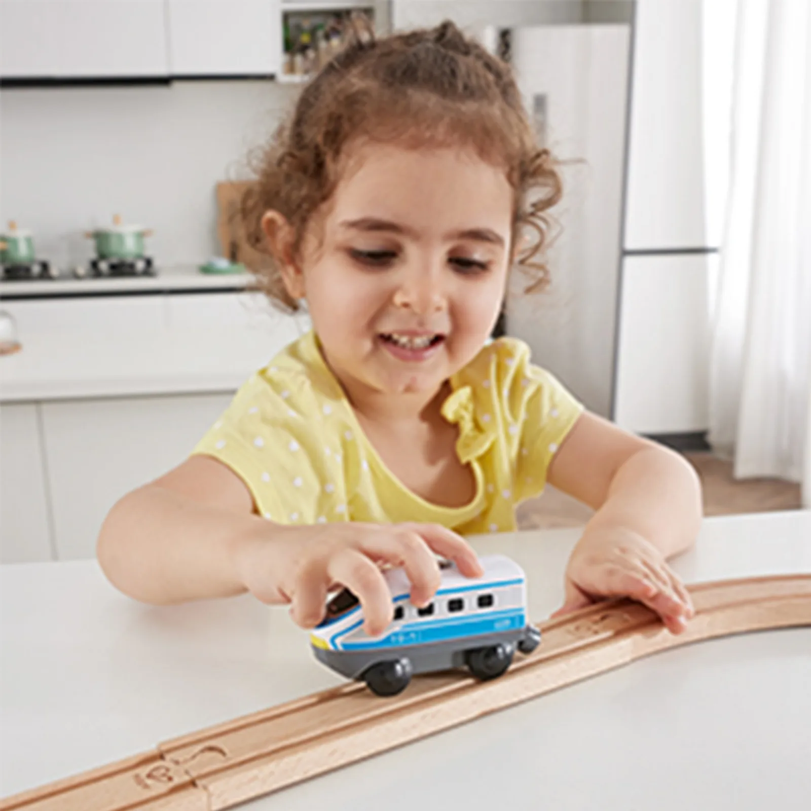 Междуградски локомотив с батерия, Hape, 12 x 4 x 5 см, Син - Image 5