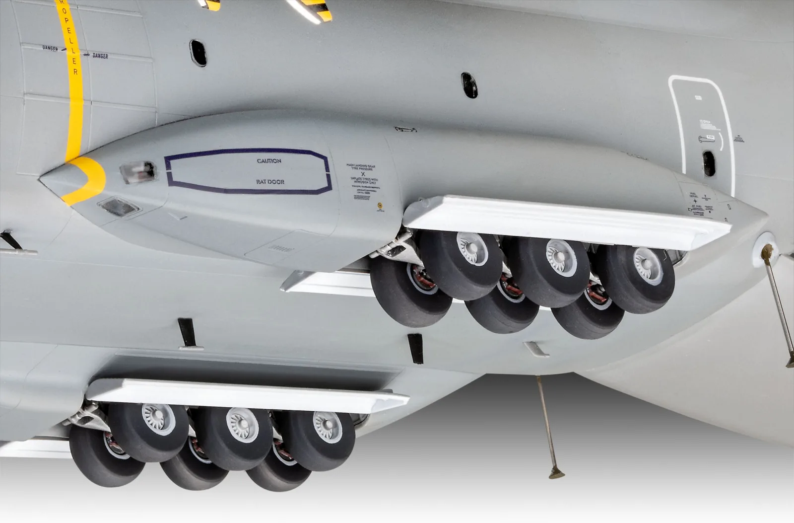 Сглобяем модел, Revell, Британски легенди, Airbus A400M Atlas RAF, 212 части - Image 6