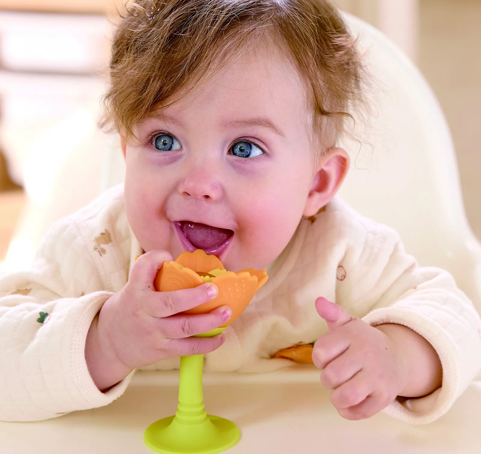 Дрънкалка и гризалка за зъби, Hape, Оранжево цвете - Image 4