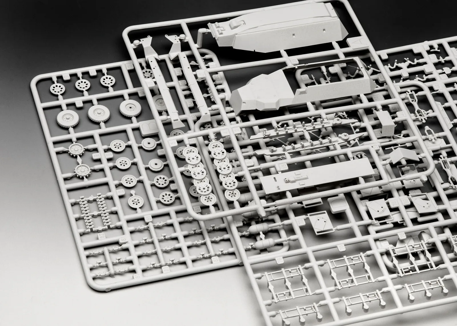 Сглобяем модел, Revell, Немски бронетранспортьор Sd.Kfz. 251/1 Ausf.C + Wurfr.40, 171 части - Image 6