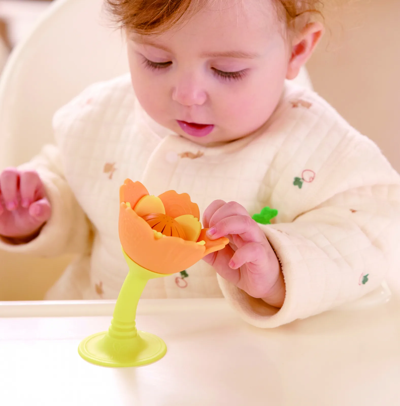 Дрънкалка и гризалка за зъби, Hape, Оранжево цвете - Image 5